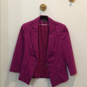 Blazer. 3/4 sleeves. One button on the front.